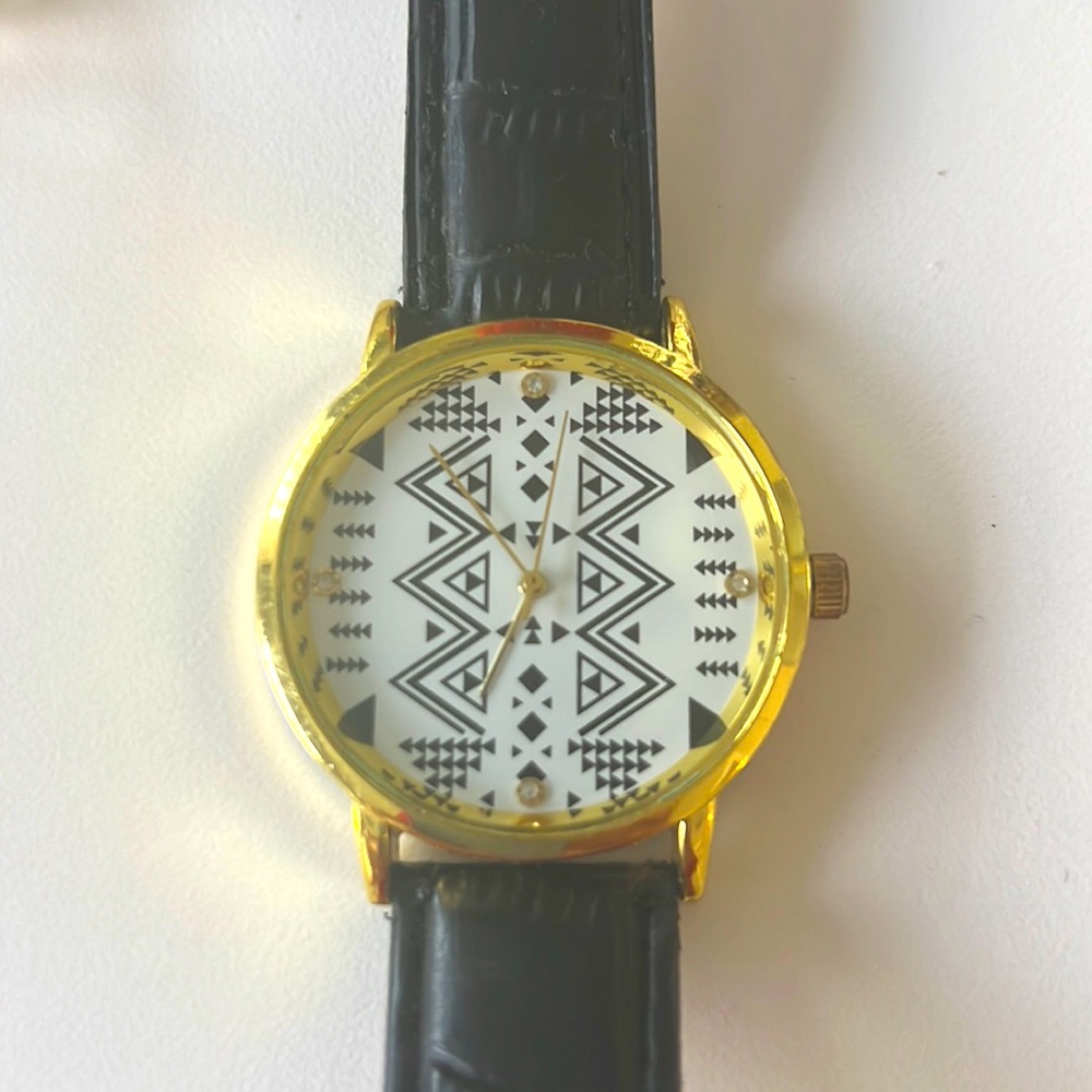 New ladies watch,black band, gold, white,black design.Complete with new battery - Picture 2 of 6